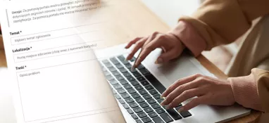kobieta przy laptopie i formularz zgłoszenia